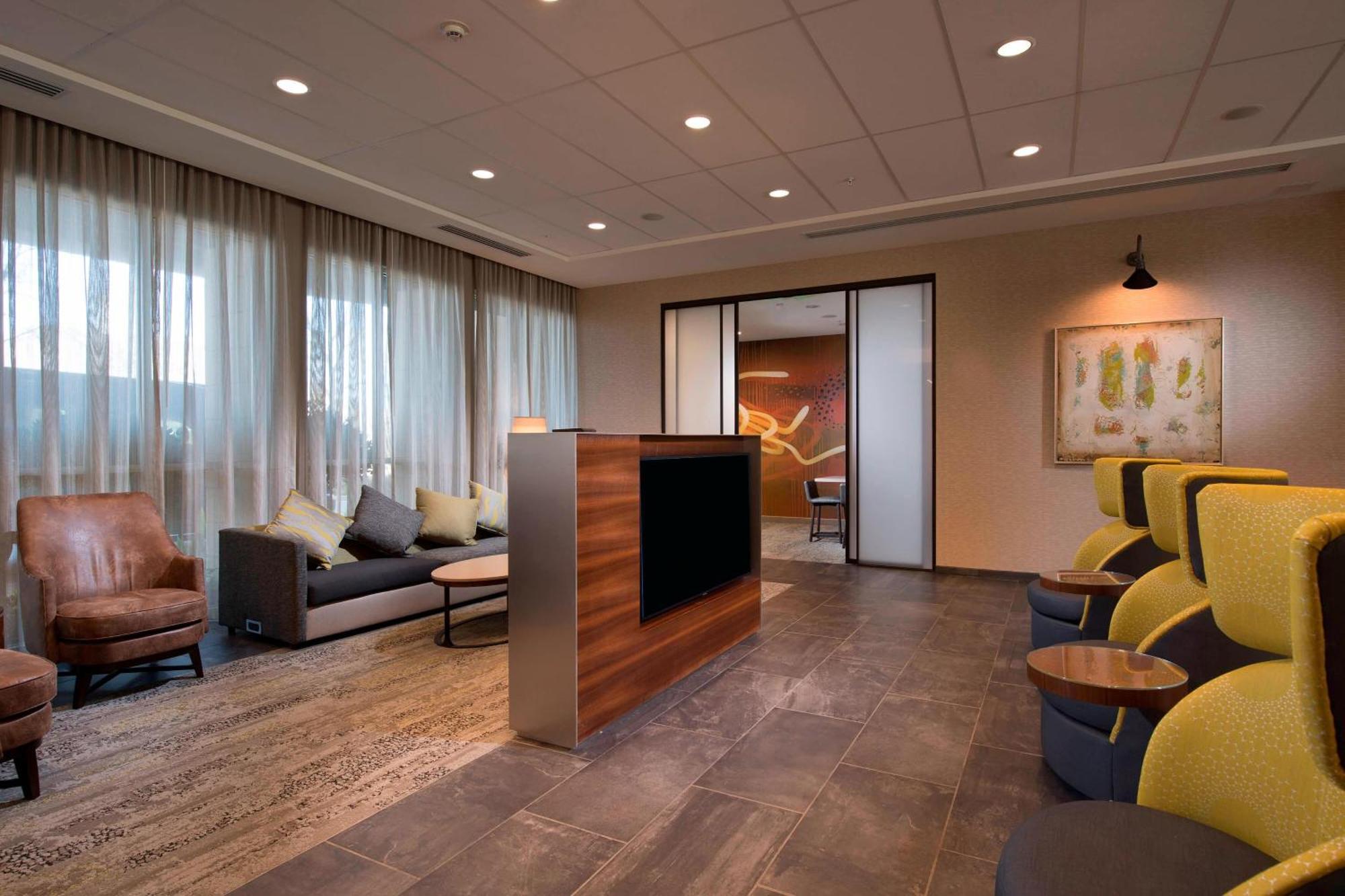 Courtyard By Marriott Atlanta Alpharetta/Avalon Area Hotel Eksteriør billede