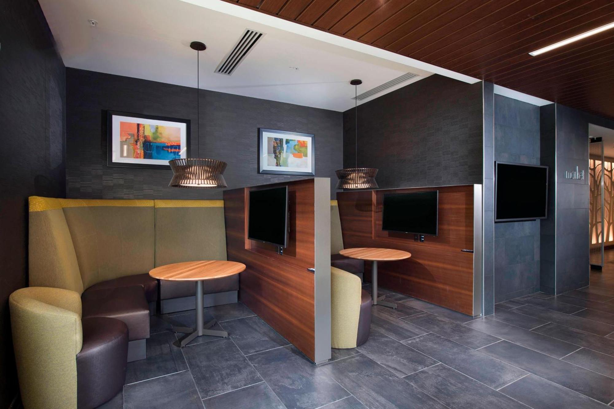 Courtyard By Marriott Atlanta Alpharetta/Avalon Area Hotel Eksteriør billede